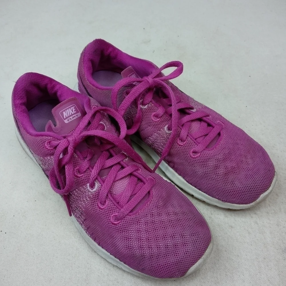 Nike Fury women's sz 7 pink athletic shoes